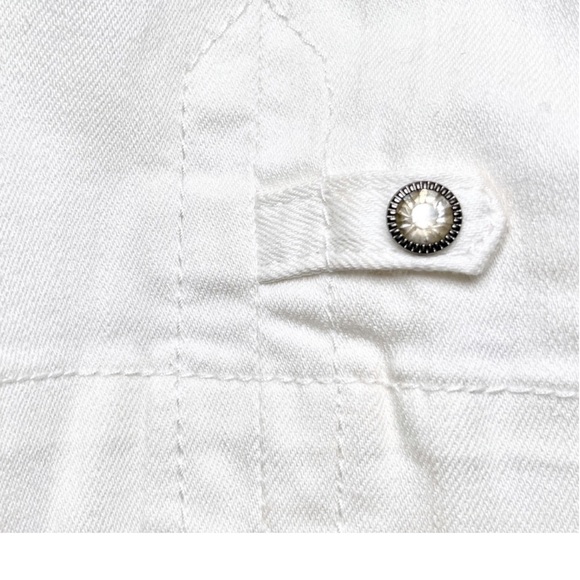 NWT NYDJ White Crop Capri Midrise Jeans Crystal Buttons Lift Tuck Size 8 or 10 - Picture 4 of 9